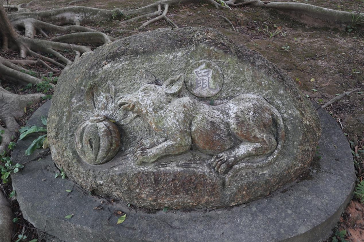 北峰山鼠雕刻石