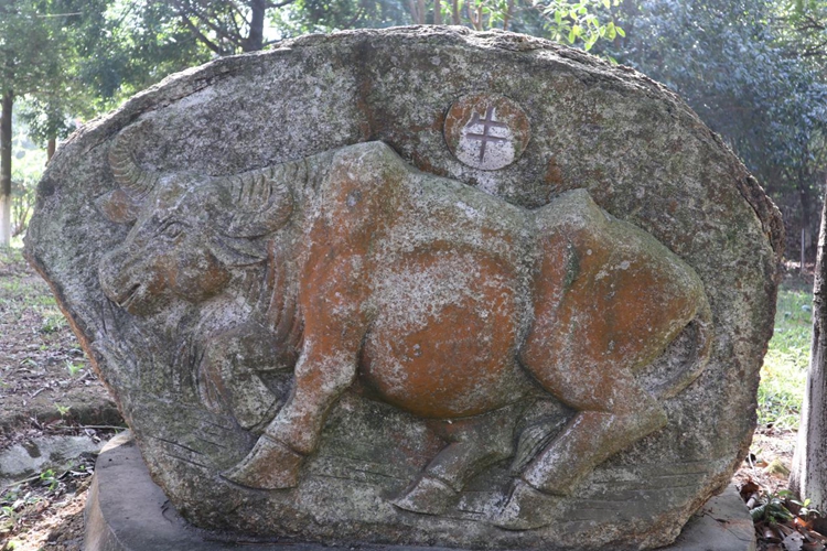 北峰山牛雕刻石