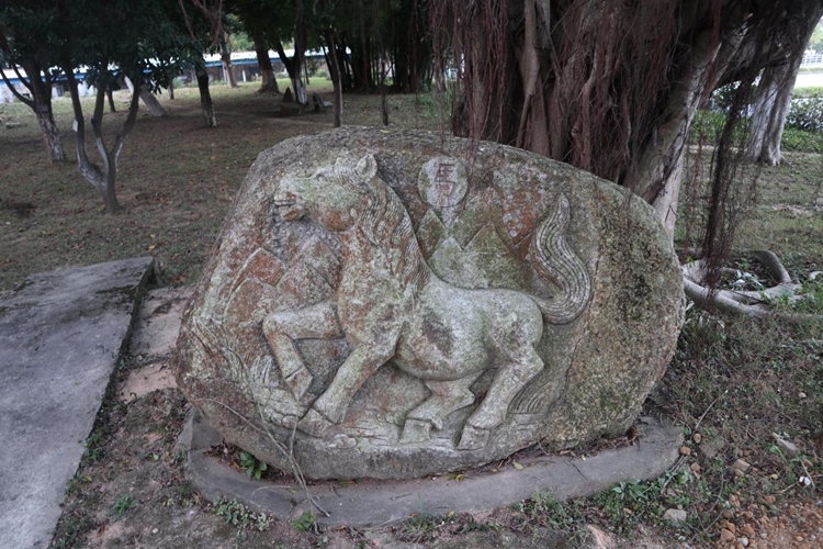 北峰山马雕刻石